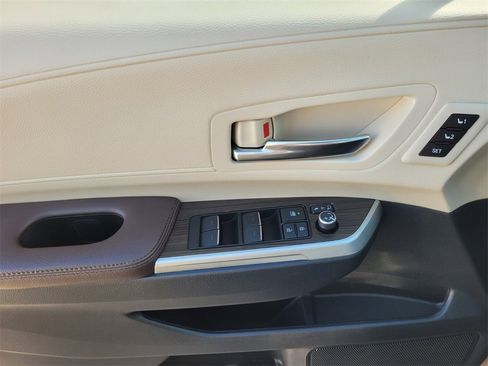 Used 2021 Toyota Sienna Platinum image 27