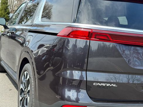 Used 2024 Kia Carnival EX FWD image 9