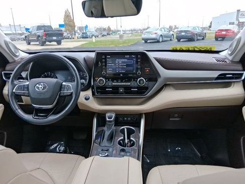 Used 2021 Toyota Highlander Limited image 15