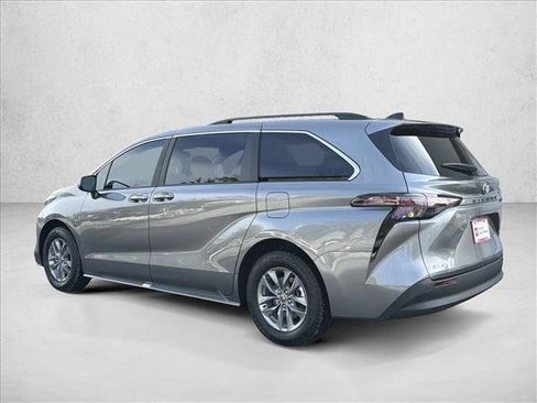 Certified 2026 Toyota Sienna XLE image 7