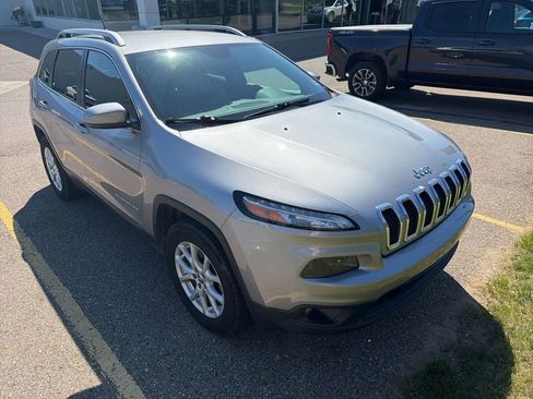 Used 2017 Jeep Cherokee Latitude w/ Cold Weather Group AWD/4WD image 3