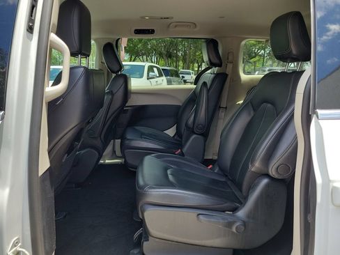 Used 2022 Chrysler Pacifica Touring-L FWD image 14