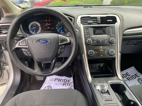 Used 2017 Ford Fusion SE FWD image 8