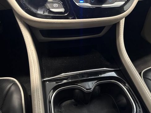 Used 2024 Chrysler Pacifica Limited FWD image 25