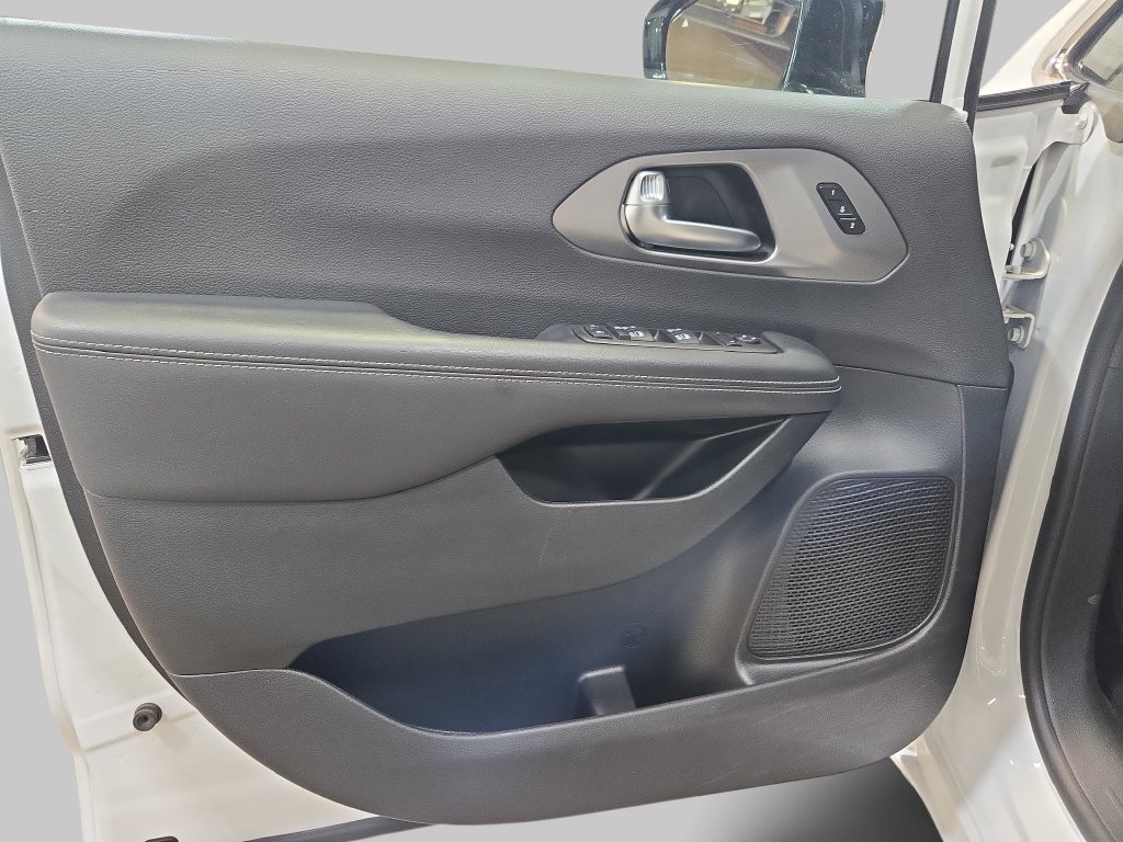 Used 2026 Chrysler Pacifica Select FWD image 32