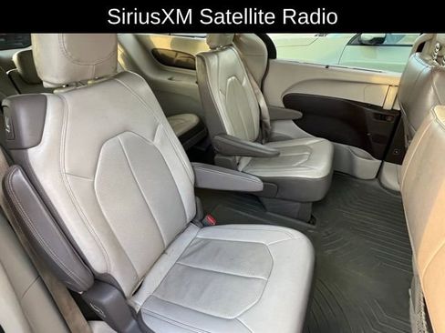 Used 2018 Chrysler Pacifica Touring-L image 10