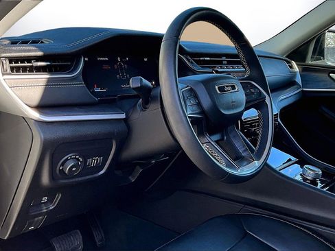 Used 2023 Jeep Grand Cherokee L Limited w/ Black Appearance Package image 18