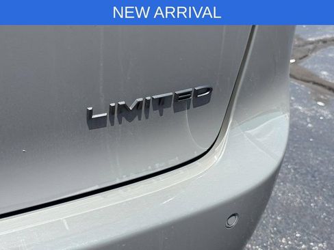 Used 2025 Chrysler Pacifica Limited FWD image 6