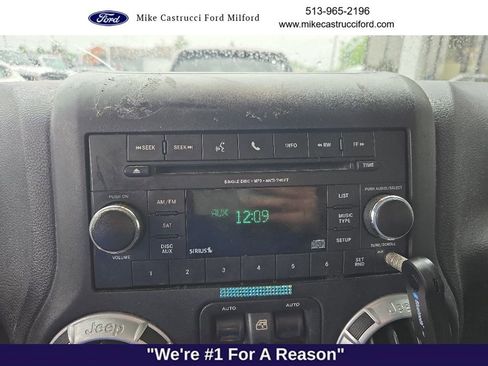 Used 2015 Jeep Wrangler Unlimited Sahara w/ Connectivity Group AWD/4WD image 9