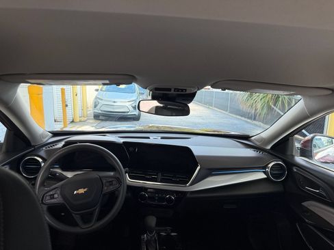 Used 2025 Chevrolet Trax LT FWD image 32