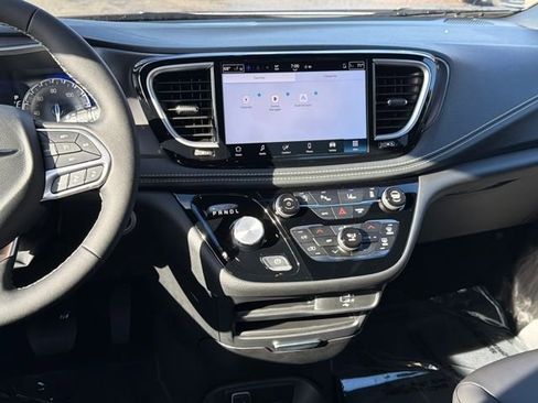 New 2026 Chrysler Pacifica Select image 11