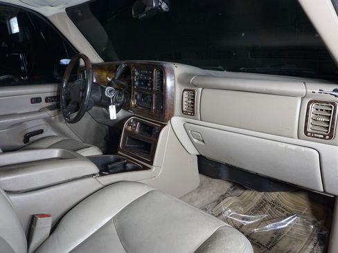 Used 2005 Chevrolet Suburban Z71 w/ Preferred Equipment Group image 19