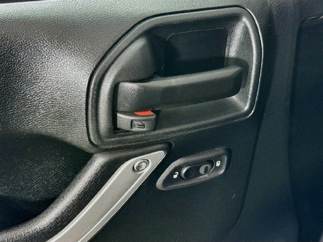 Used 2018 Jeep Wrangler Rubicon w/ Power Convenience Group AWD/4WD image 16