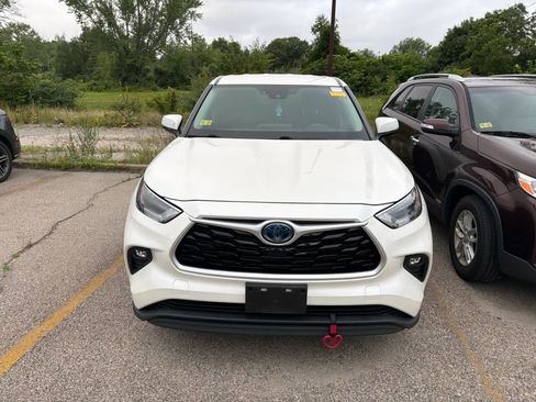 Used 2021 Toyota Highlander LE AWD/4WD image 6