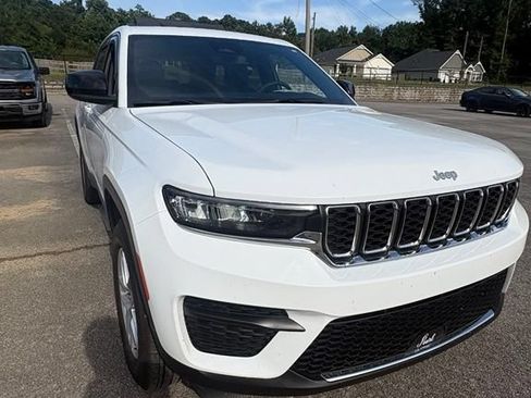 Used 2024 Jeep Grand Cherokee Laredo X w/ Luxury Tech Group I RWD image 4