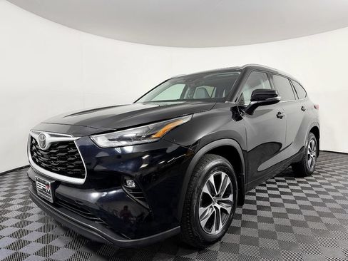 Used 2021 Toyota Highlander XLE AWD/4WD image 2