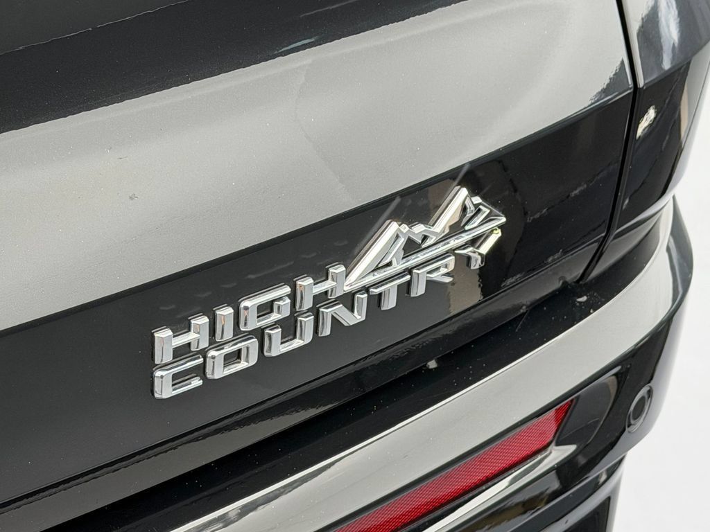Used 2025 Chevrolet Traverse High Country FWD image 20
