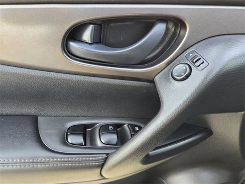 Used 2018 Nissan Rogue Sport S image 16