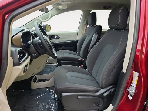 Used 2021 Chrysler Voyager L FWD image 9
