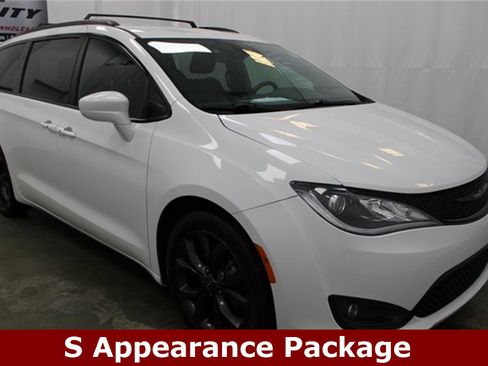 Used 2020 Chrysler Pacifica Touring-L Plus w/ S Appearance Package image 3