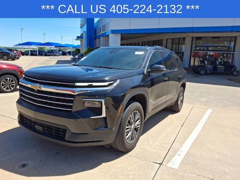 Used 2025 Chevrolet Traverse LT FWD image 3