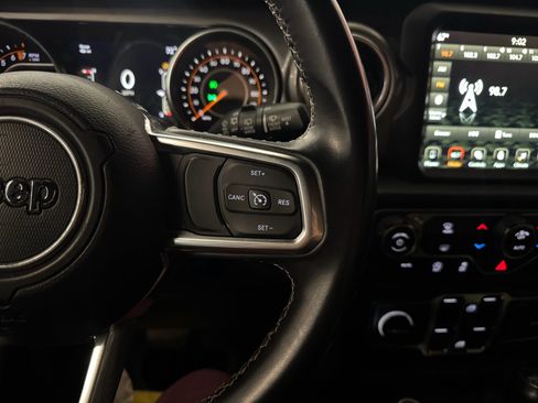 Used 2018 Jeep Wrangler Unlimited Sahara AWD/4WD image 24