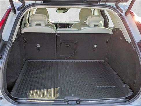 Used 2021 Volvo XC60 T5 Momentum w/ Premium Package image 6