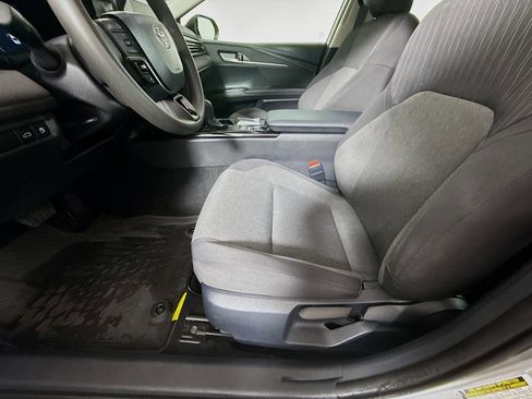 Used 2025 Toyota Camry LE image 11