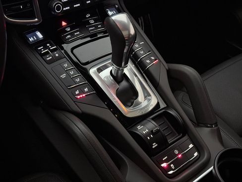 Used 2018 Porsche Cayenne Platinum Edition w/ Premium Package Plus image 37