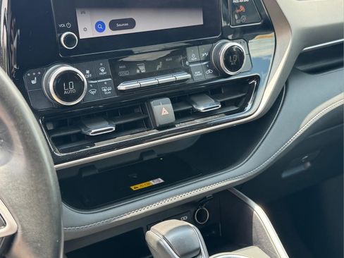 Used 2024 Toyota Highlander XLE FWD image 28
