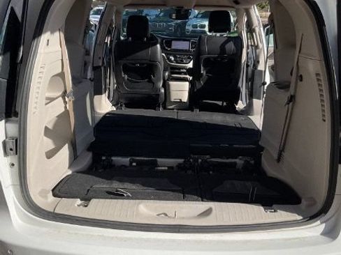 Used 2022 Chrysler Pacifica Touring-L FWD image 14
