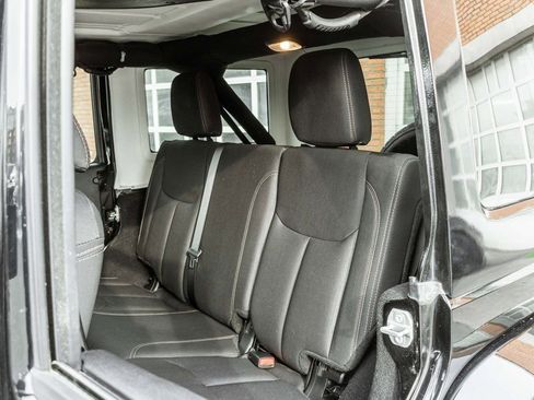 Used 2018 Jeep Wrangler Unlimited Sahara image 25