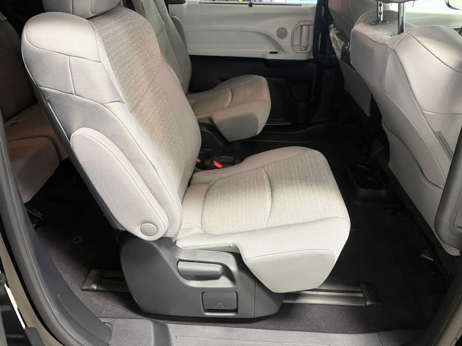Used 2026 Toyota Sienna LE AWD/4WD image 24