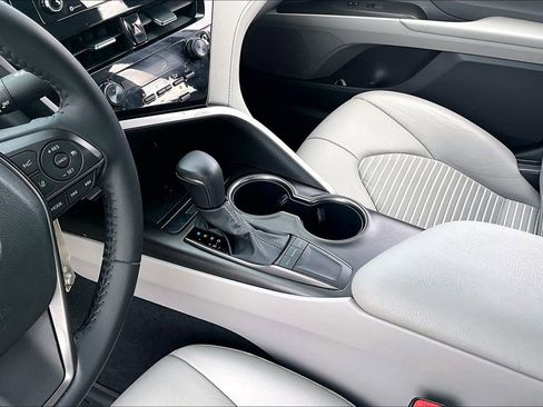 Used 2023 Toyota Camry SE image 18