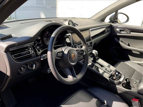 Certified 2025 Porsche Macan image 4
