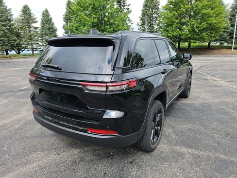 Used 2023 Jeep Grand Cherokee Limited w/ Black Appearance Package AWD/4WD image 6