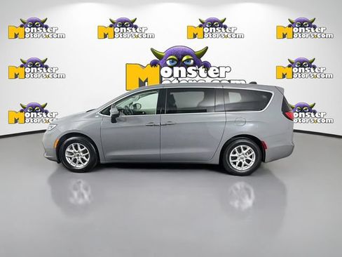 Used 2023 Chrysler Pacifica Touring-L FWD image 8