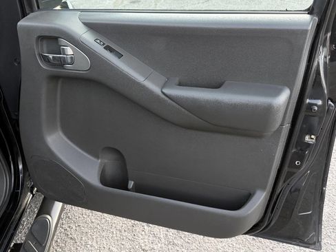 Used 2011 Nissan Frontier SV w/ SV Premium Utility Pkg image 18