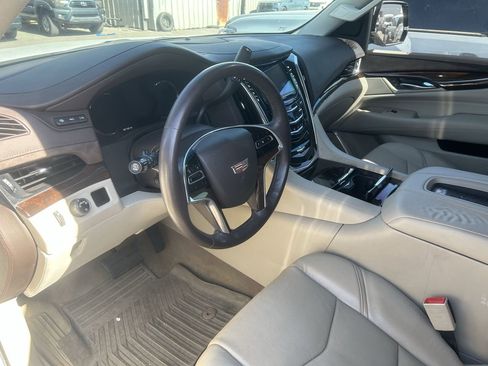 Used 2017 Cadillac Escalade Premium Luxury RWD image 12