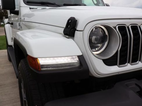 Used 2024 Jeep Wrangler Unlimited Sahara w/ Technology Group AWD/4WD image 4