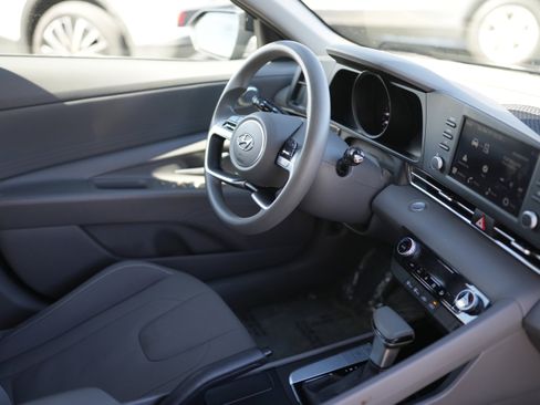 Used 2023 Hyundai Elantra SEL image 17