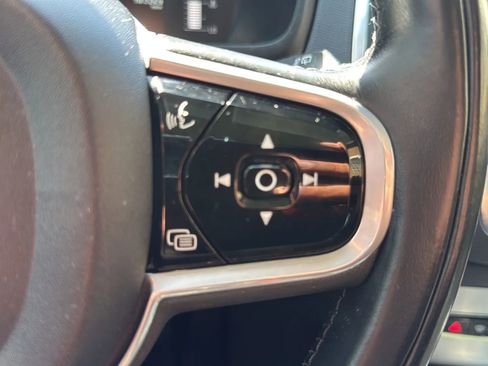 Used 2018 Volvo XC90 T5 Momentum w/ Convenience Package AWD/4WD image 10