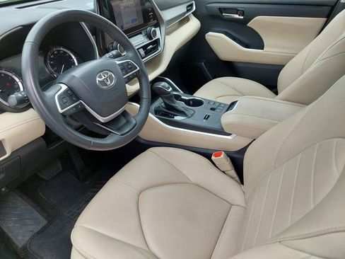 Used 2024 Toyota Highlander XLE FWD image 21