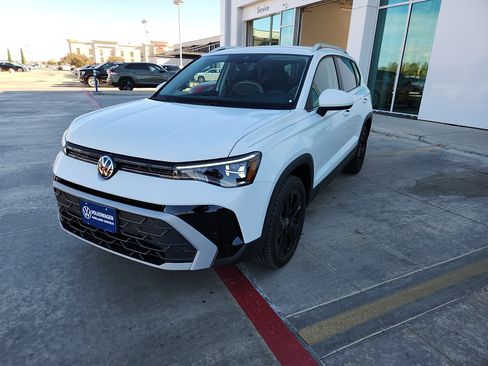 New 2026 Volkswagen Taos SE image 3