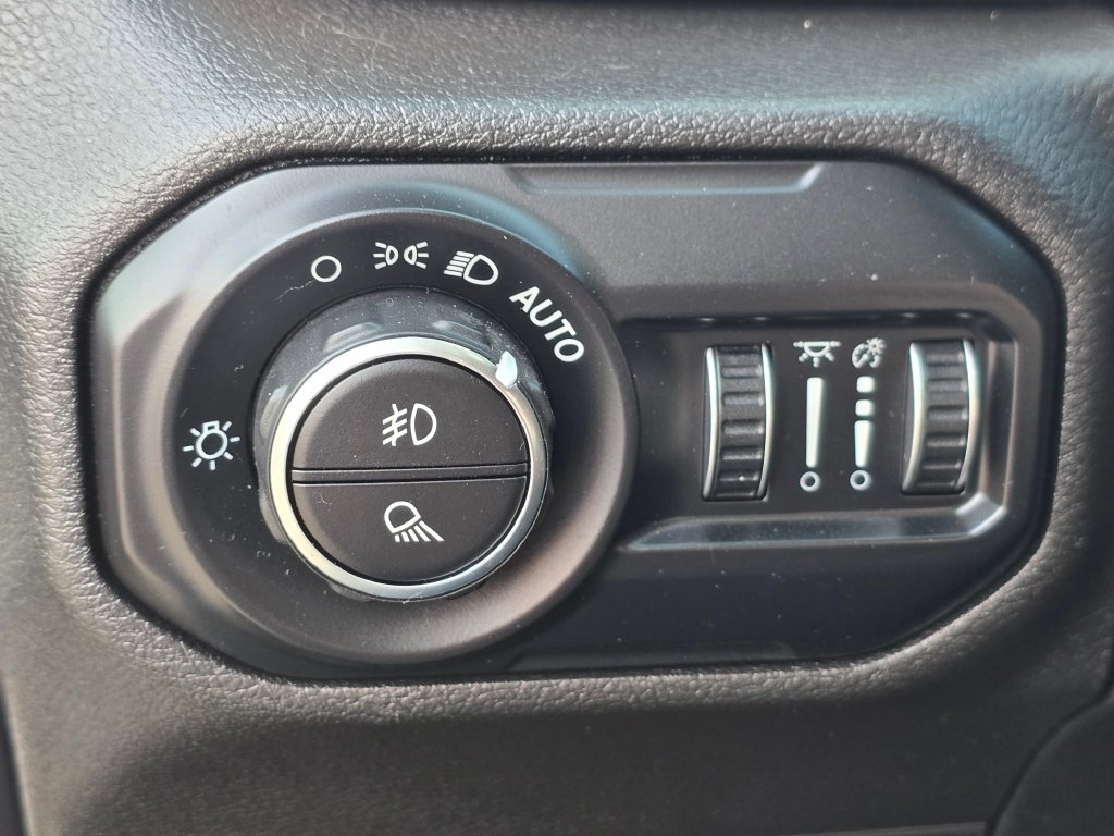 Used 2021 Jeep Gladiator Sport w/ Technology Group AWD/4WD image 25