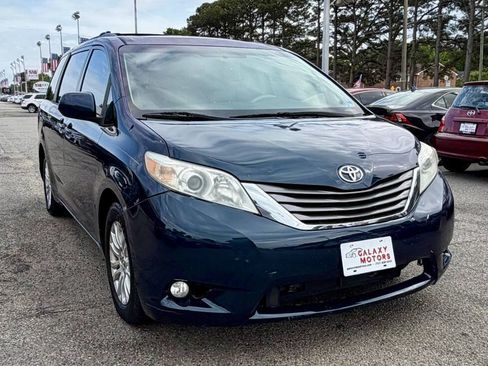 Used 2012 Toyota Sienna XLE FWD image 2