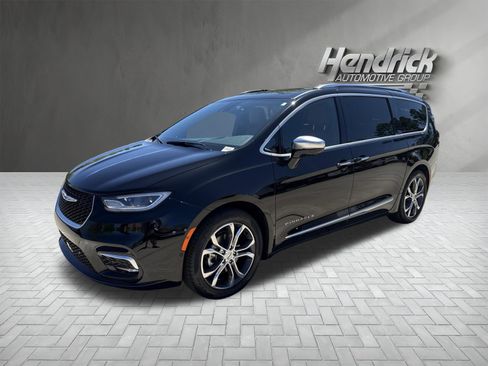 Used 2024 Chrysler Pacifica Pinnacle FWD image 5