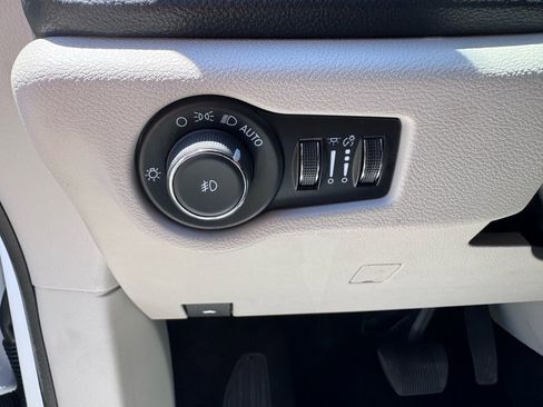 Used 2024 Chrysler Pacifica Limited FWD image 12