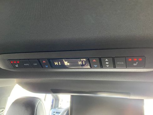 Used 2025 Toyota Sienna Platinum image 24