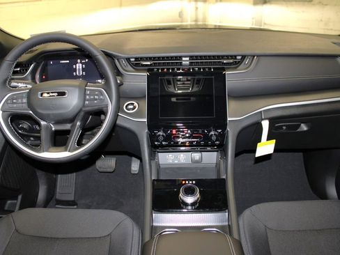 New 2025 Jeep Grand Cherokee Laredo X w/ Luxury Tech Group I image 8